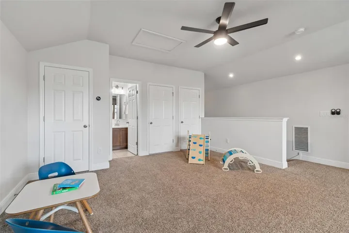 Bonus room with closet & half bath
