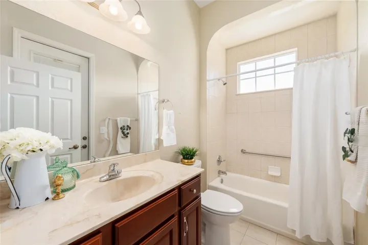 full bathroom 1 by bedroom 2