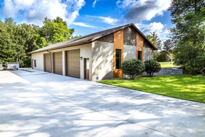 Detached 16 car air conditioned garage