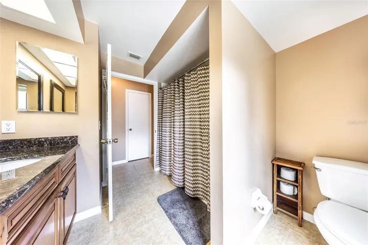 Full bathroom 2