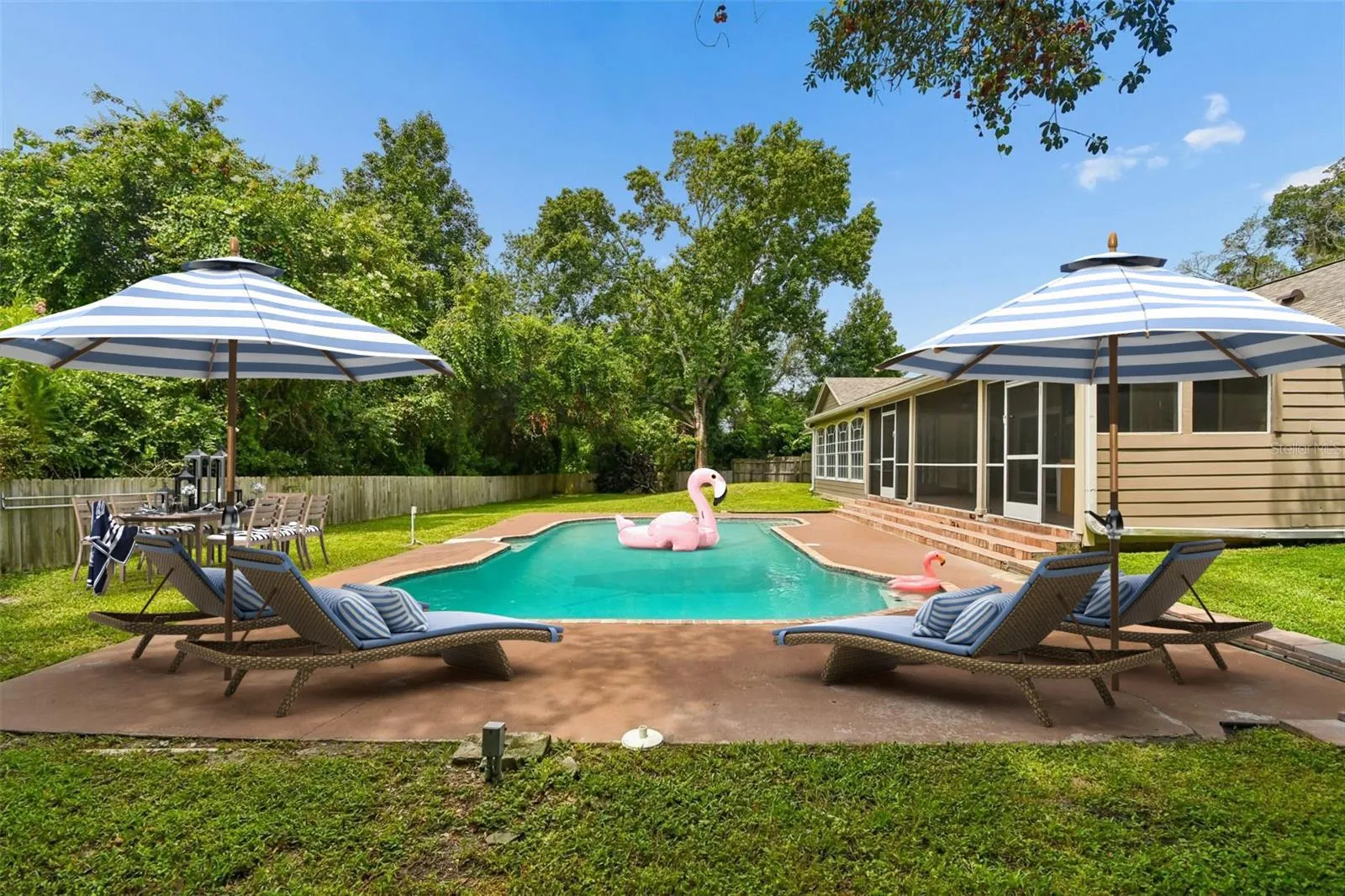 Beautiful Pool with private yard