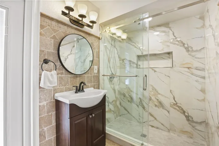 IN LAW SUITE BATH