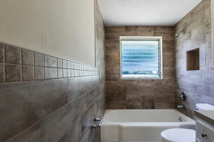 Master bath- tub/shower
