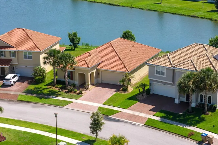 Lakefront Home with access to Lake Toho