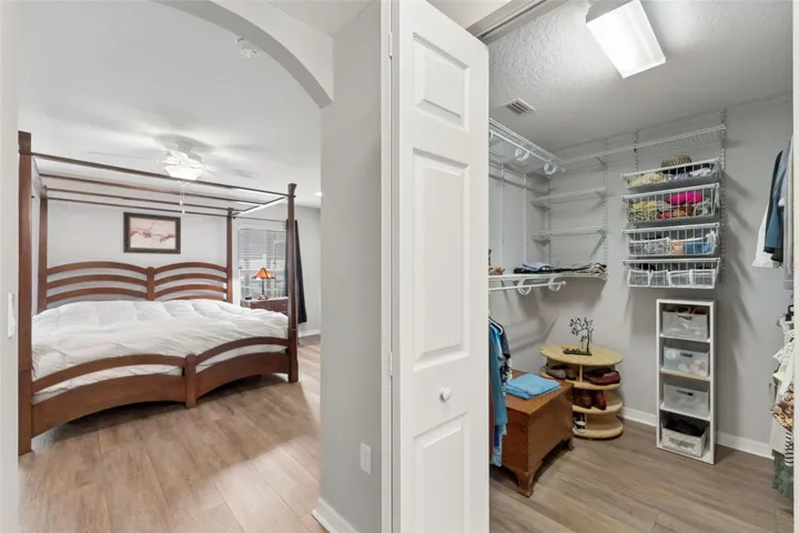 1/2 Walk in Closet