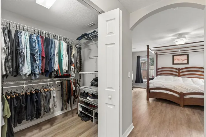 2/2 Walk in Closet
