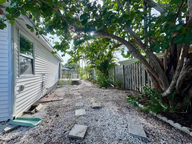 Side Yard (North Side)