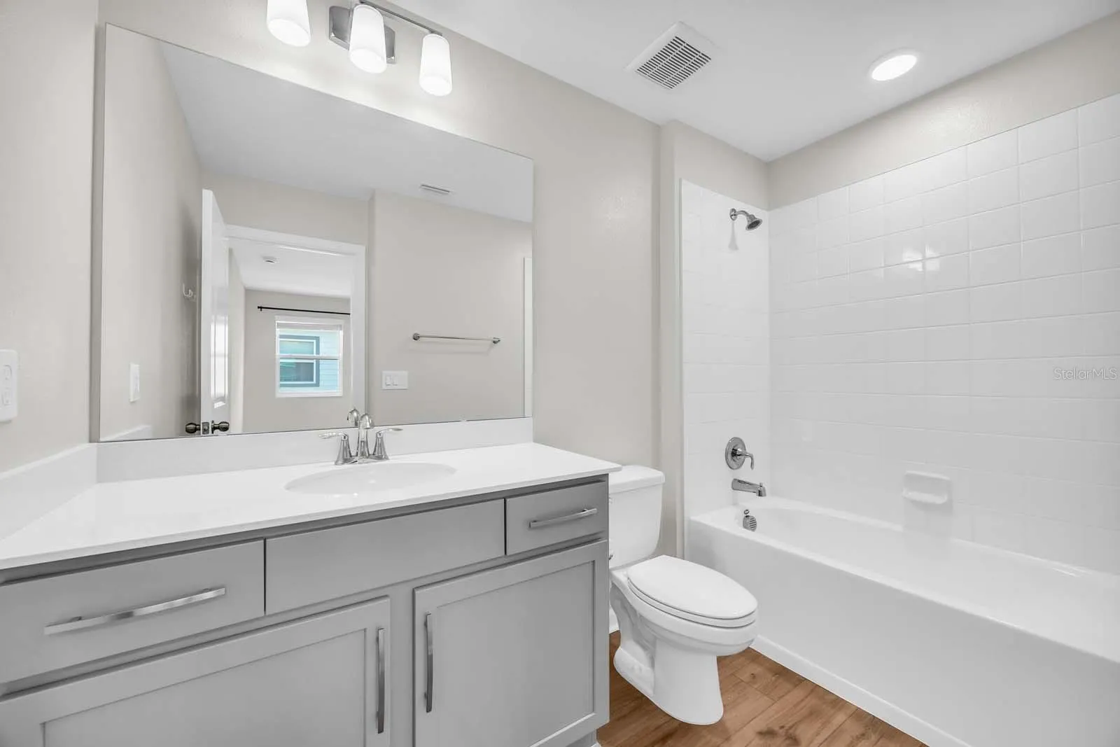Upstairs Shared Bathroom