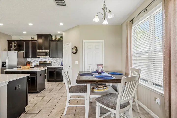 Dinette with view to kitchen