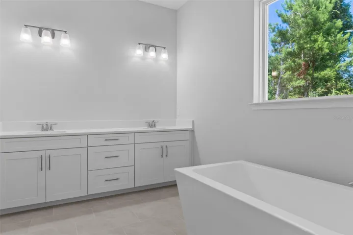 Primary En-suite Bathroom