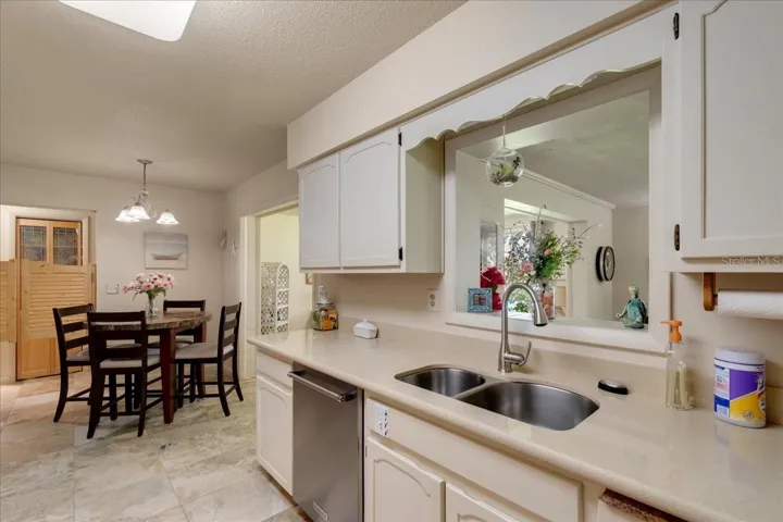 Kitchen & breakfast nook