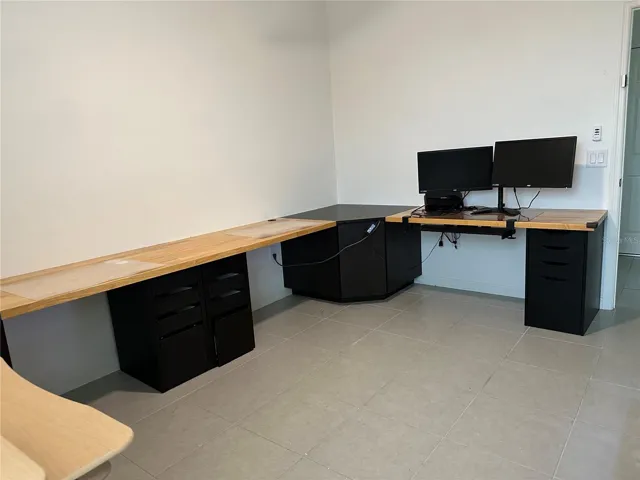 Desk room