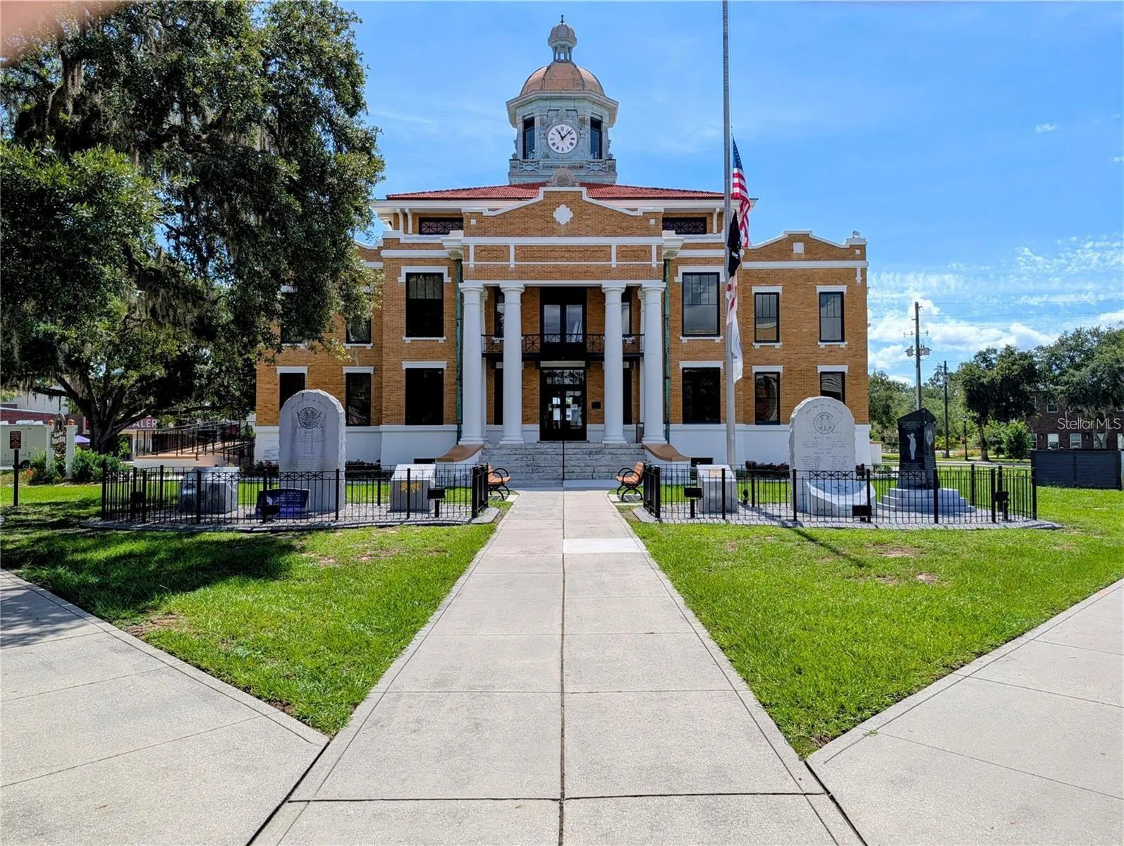 Downtown Inverness area offers sidewalk dining, cafes, Historic Courthouse and more.