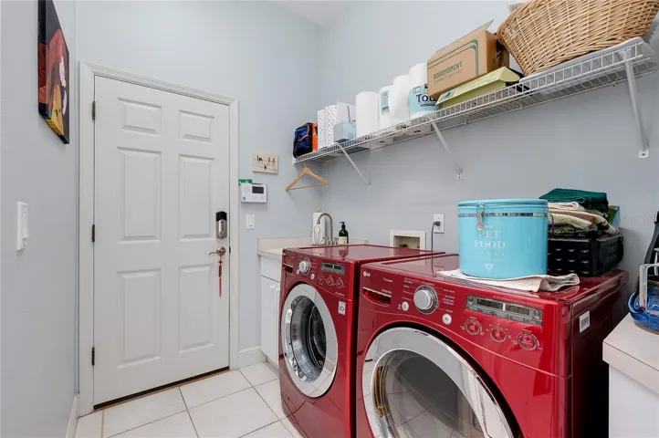 LAUNDRY ROOM ACCESS TO GARAGE