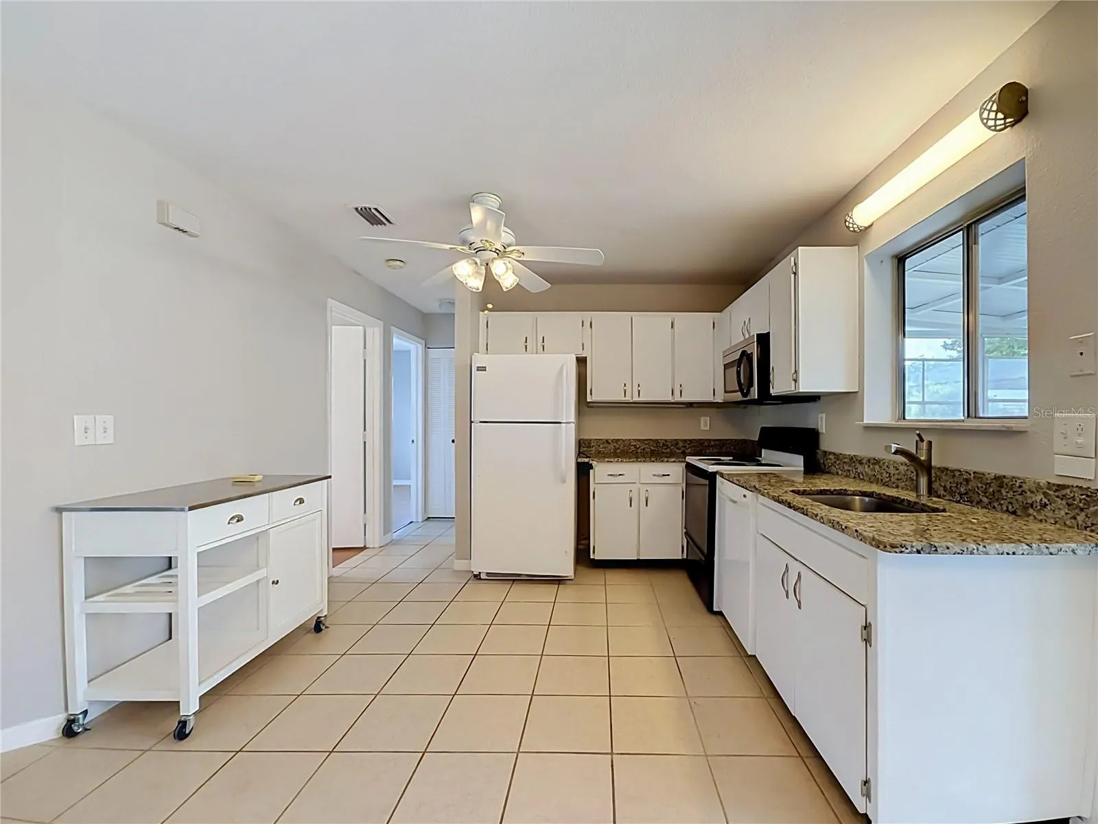 Kitchen with movable island