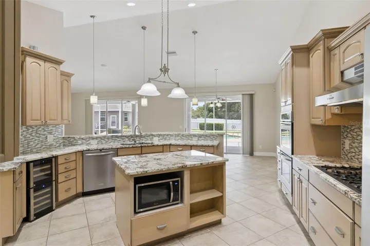 Fully equipped gourmet kitchen