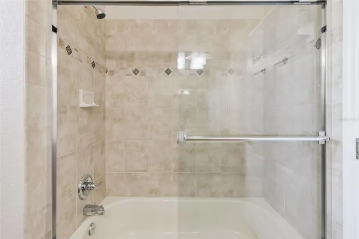 Tub/shower in guest bath