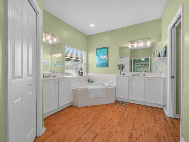 Primary En-Suite with Large Soaking Tub