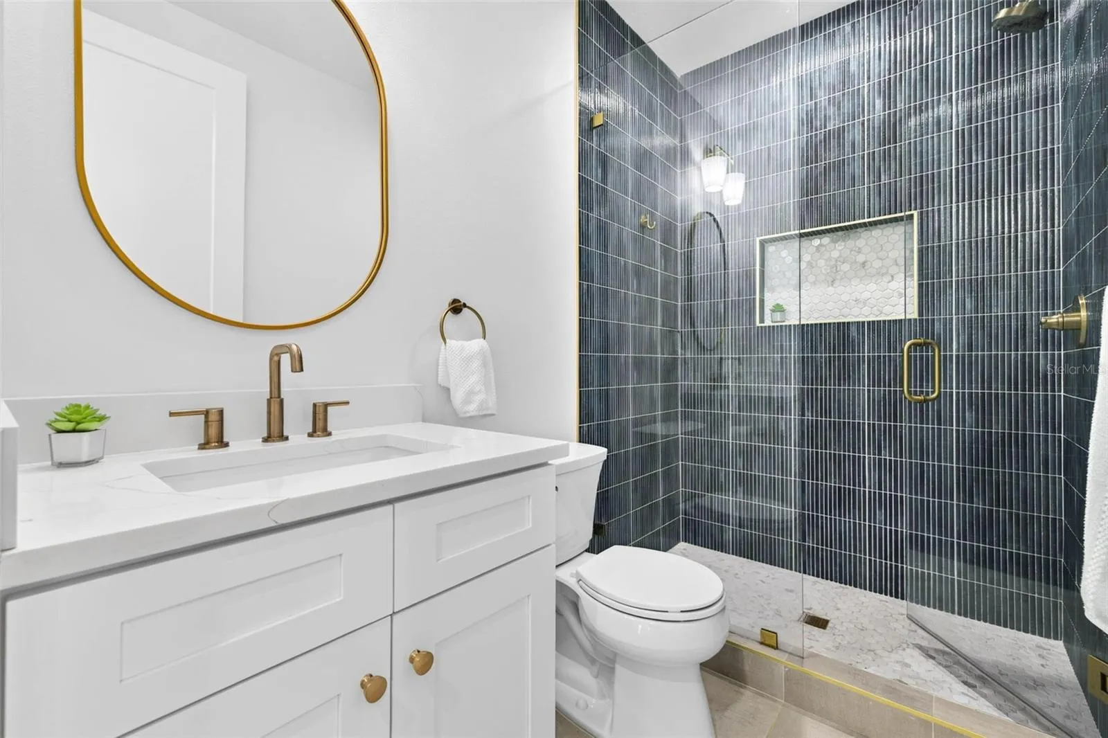 Main level full bath