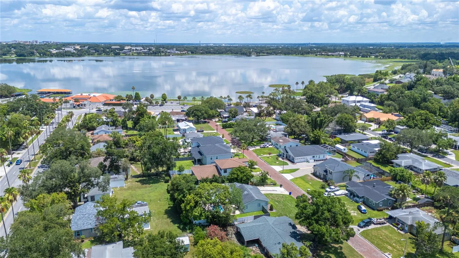 Proximity to Lake Hollingsworth