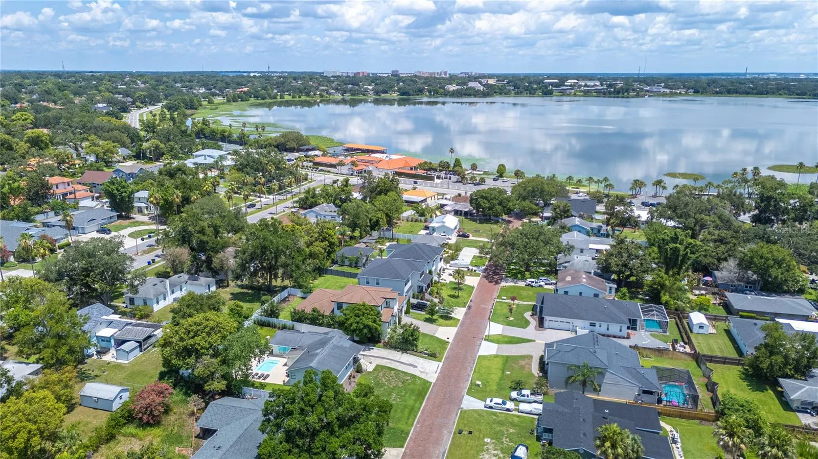 Proximity to Lake Hollingsworth