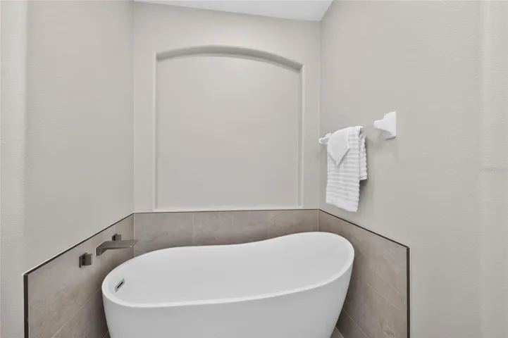 Soaking tub