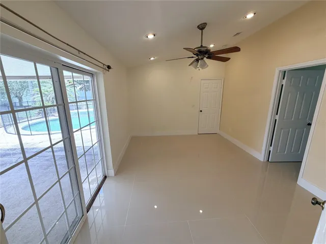 Play room/ office. No Coset