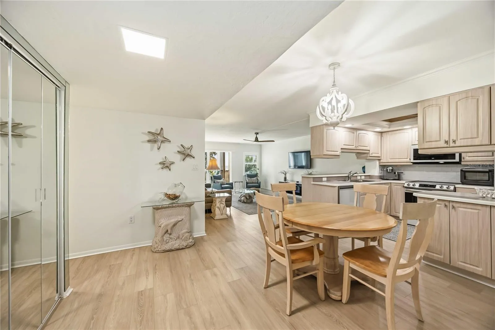 Dining/kitchen