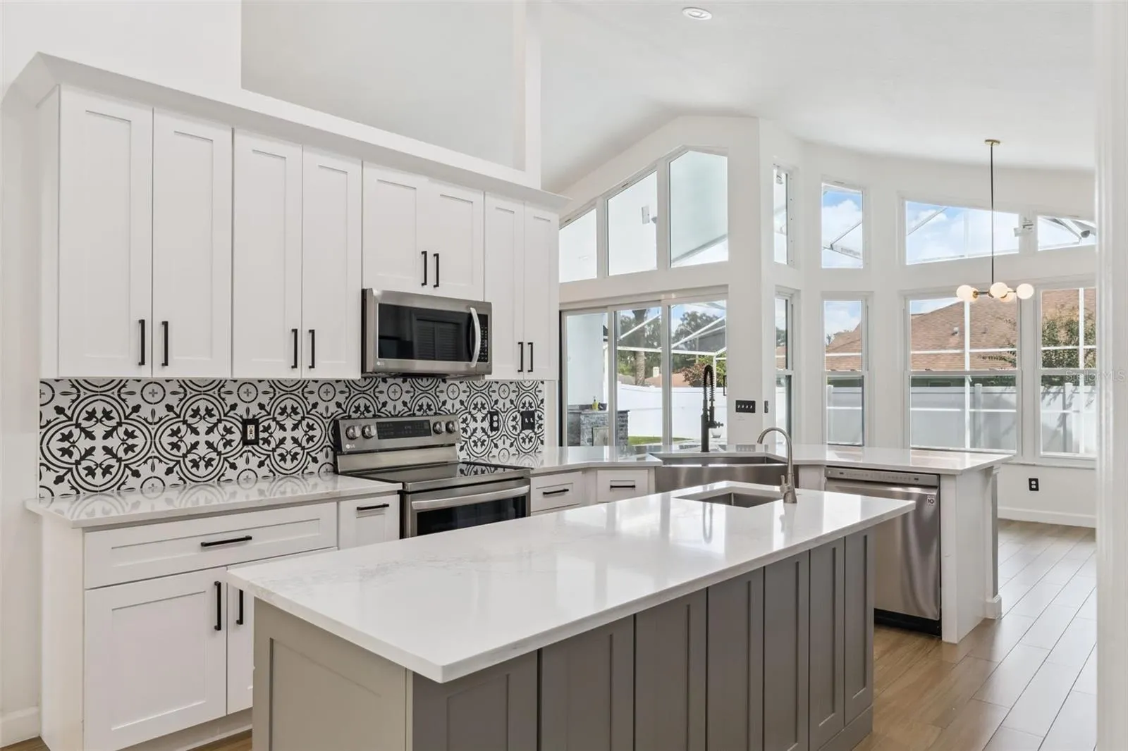 Cabinets with crown molding & backsplash