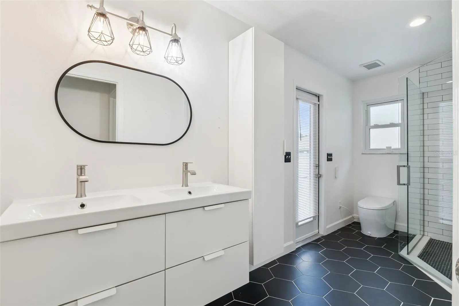 Bathroom 2/ Pool Bath