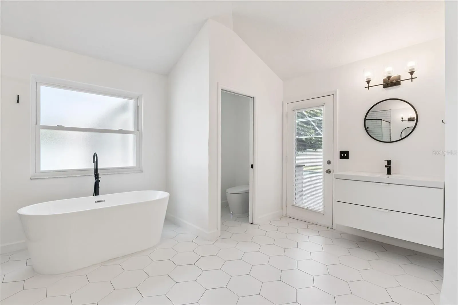 Smart Toilet, Soaking Tub
