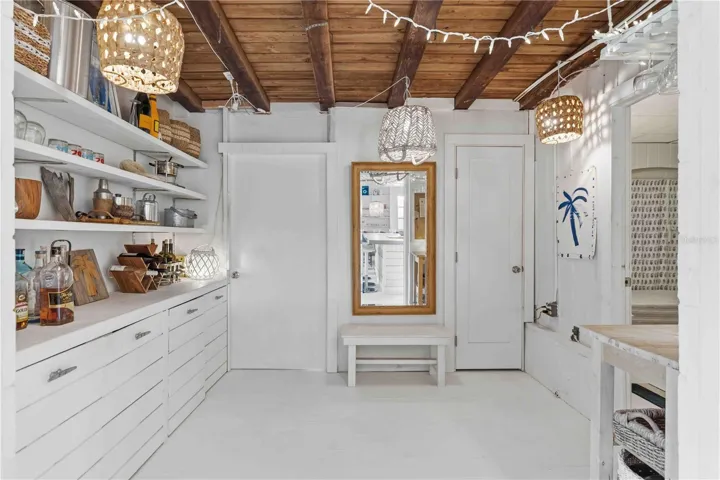 Bonus bar room/storage