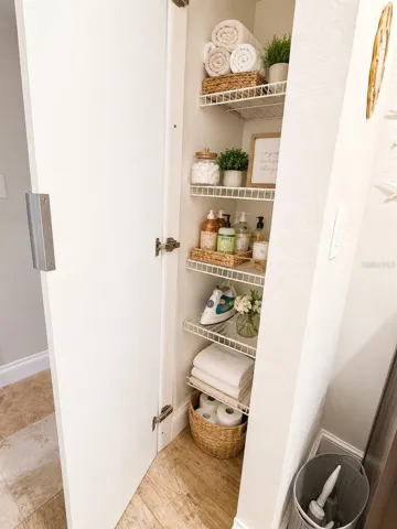 Hallway linnen closet