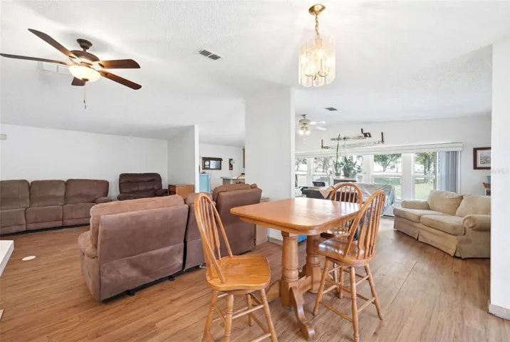 Living/Breakfast Nook