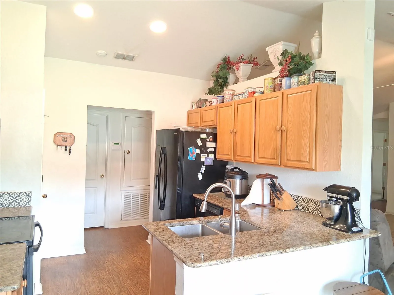 Kitchen with breakfast bar