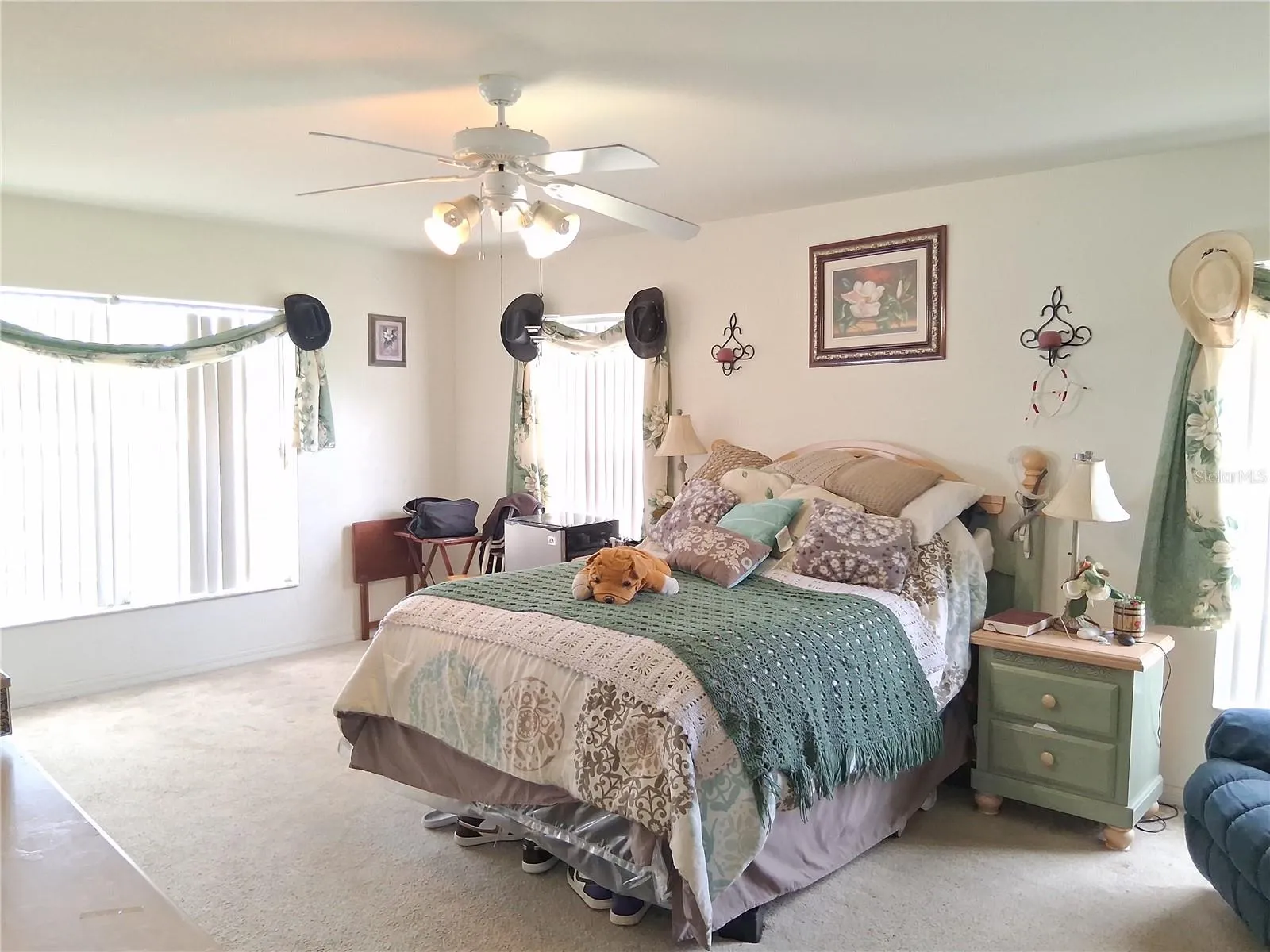 Master Bed w/Sitting area
