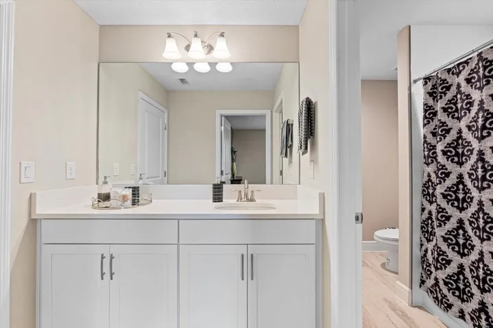 Jack & Jill Bath Updstairs between Beds 4 & 5
