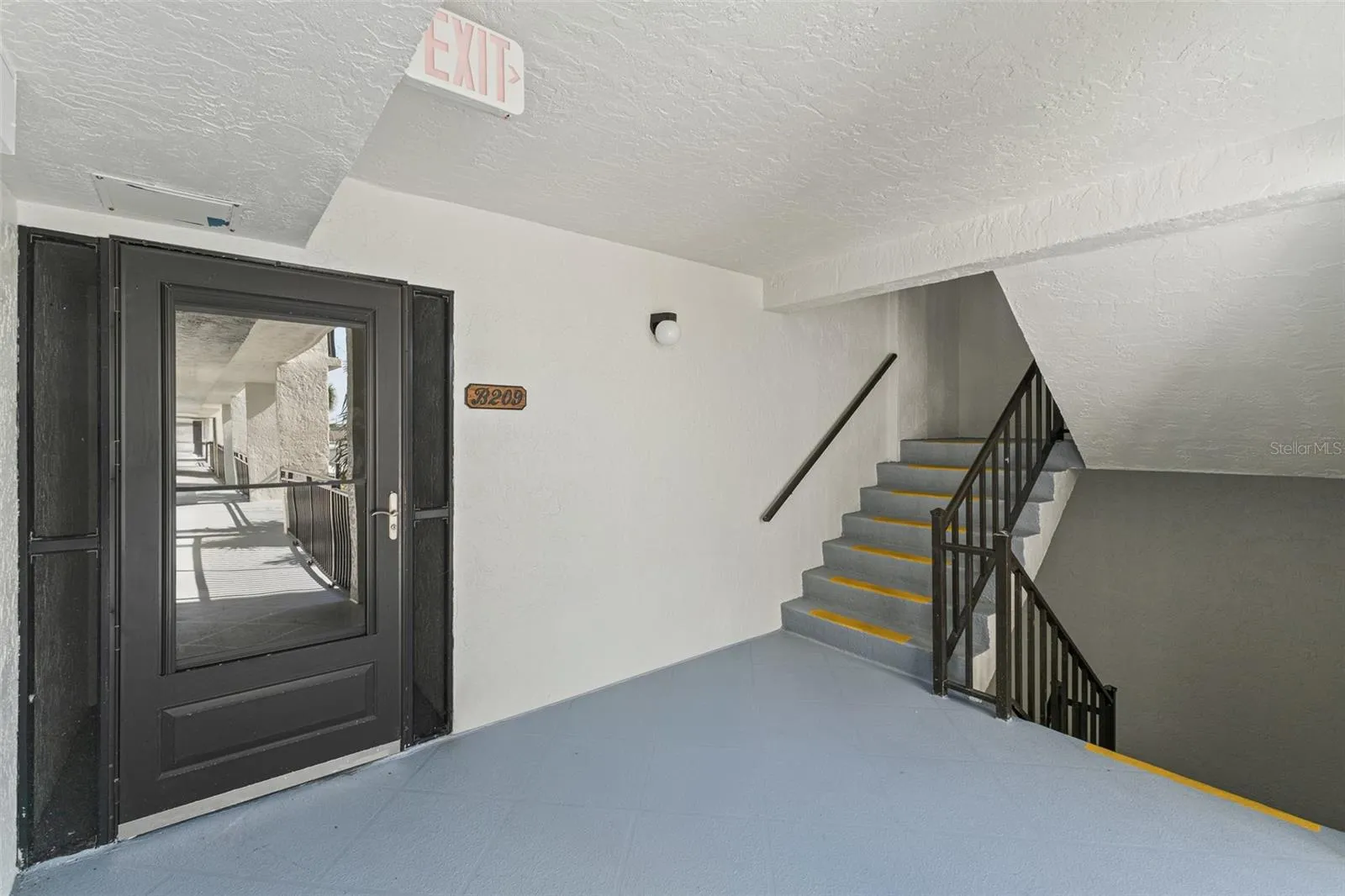 Private Entryway B209