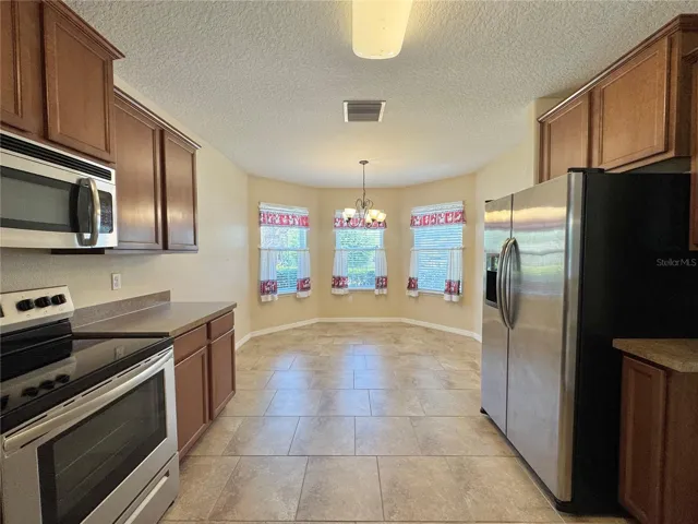 Kitchen with eat-in dinette