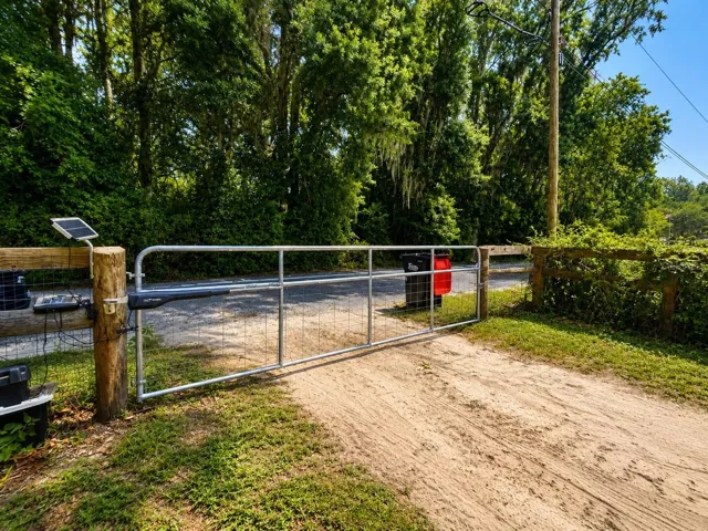 Gate