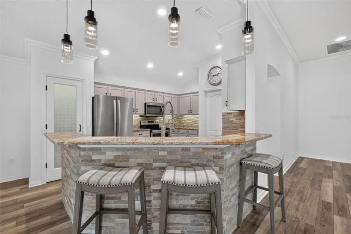 Kitchen Eat-In Breakfast Bar
