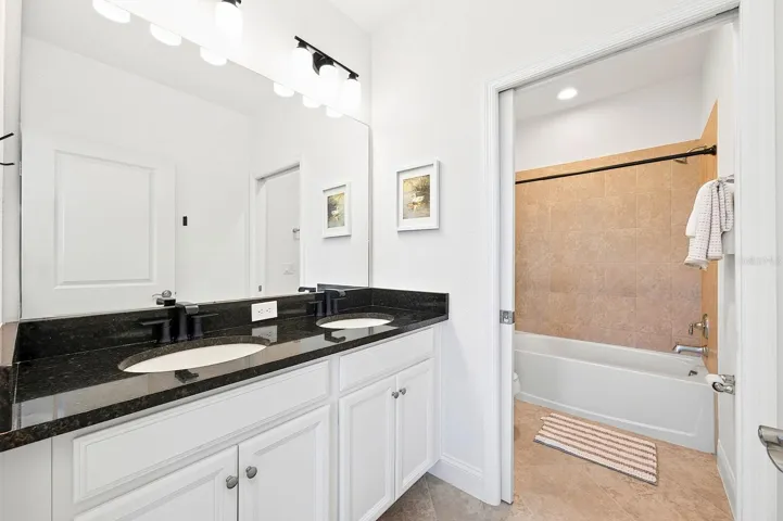 Primary en-suite bath.