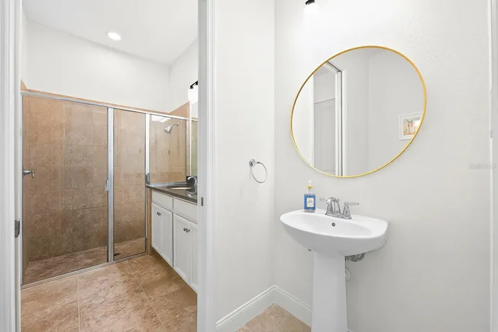 Main floor full/en-suite bath.