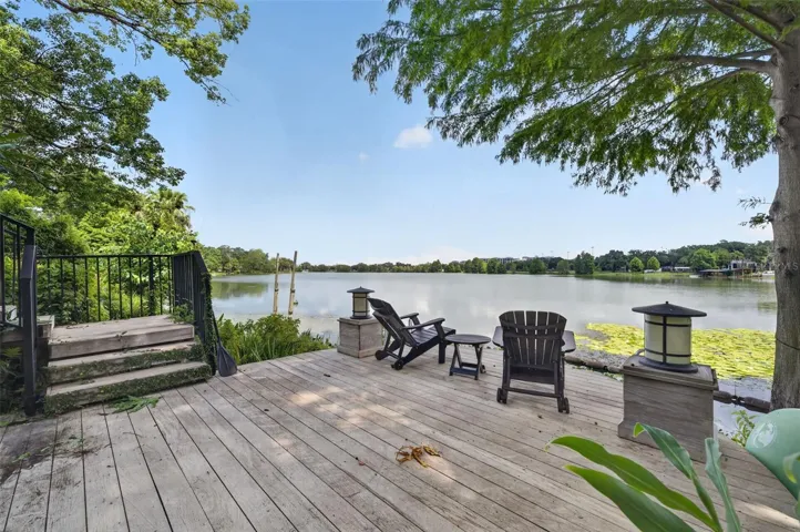 Beautiful Lake Highland from your private deck. Soothing waterfall and the sounds of nature abound