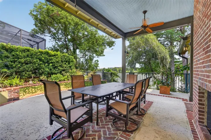 Lake views and peaceful Al fresco dining