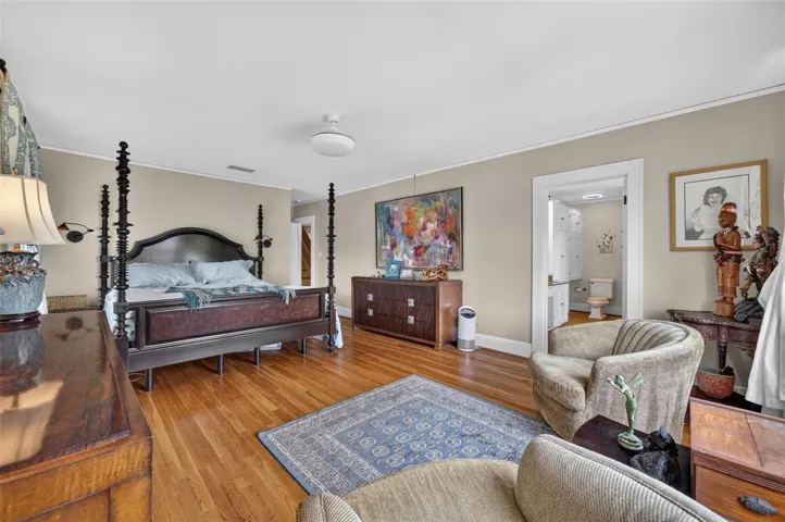 Spacious primary bedroom with adjacent walk-in closet/en-suite bath