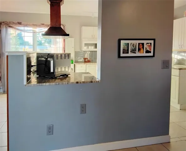 Breakfast bar / pass through from kitchen to office / breakfast nook