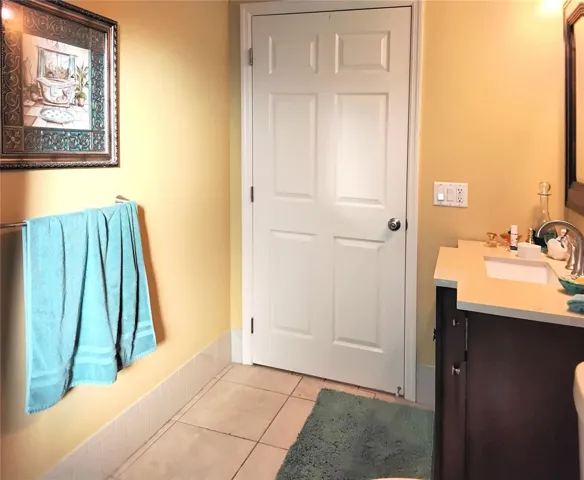 Handicapped accessible main bathroom