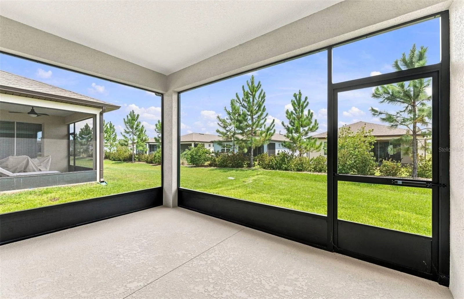 Covered Lanai w/Screen Enclosure