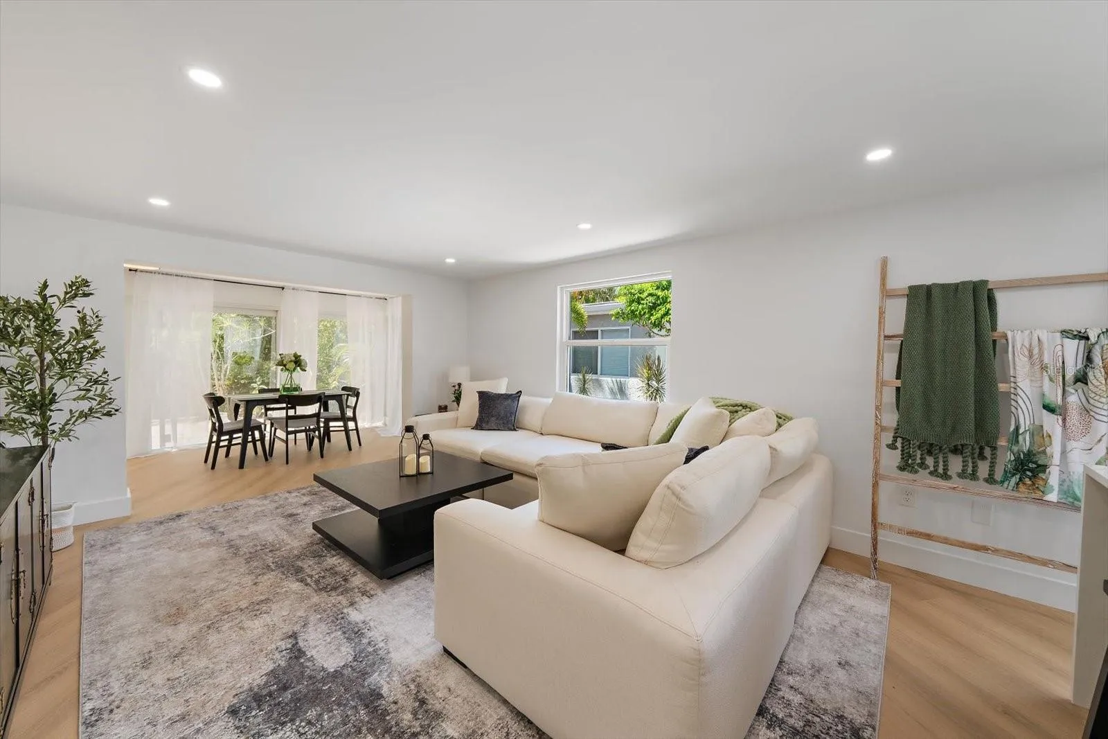 Living room with open flow to the kitchen and dining area